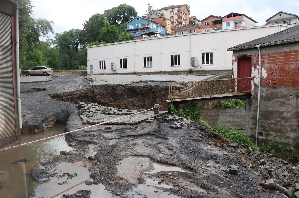 Zonguldak'ı sel bastı: Araçlar sulara gömüldü