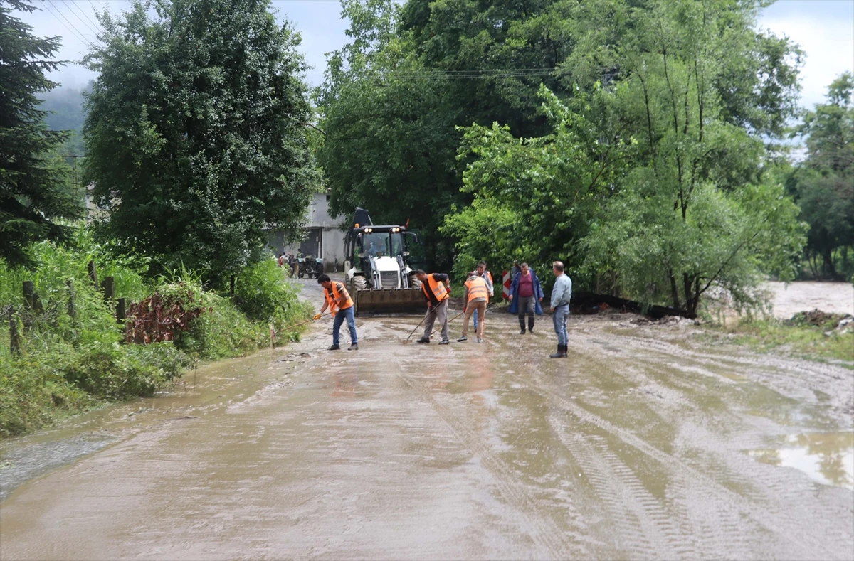 Zonguldak'ı sel bastı: Araçlar sulara gömüldü