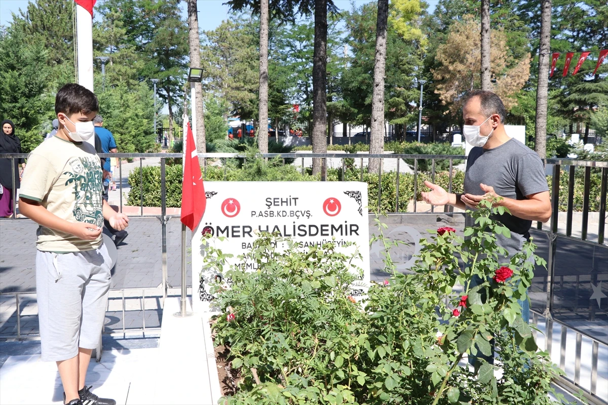 Ölüme yürüyen kahramana koştular