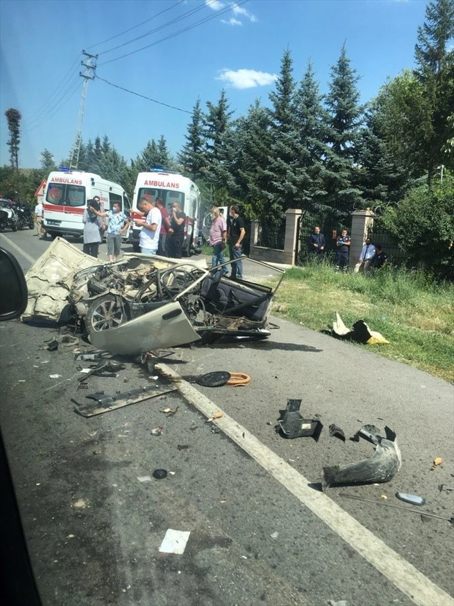 Makas atan otomobil dehşet saçtı: 1 ölü, 10 yaralı