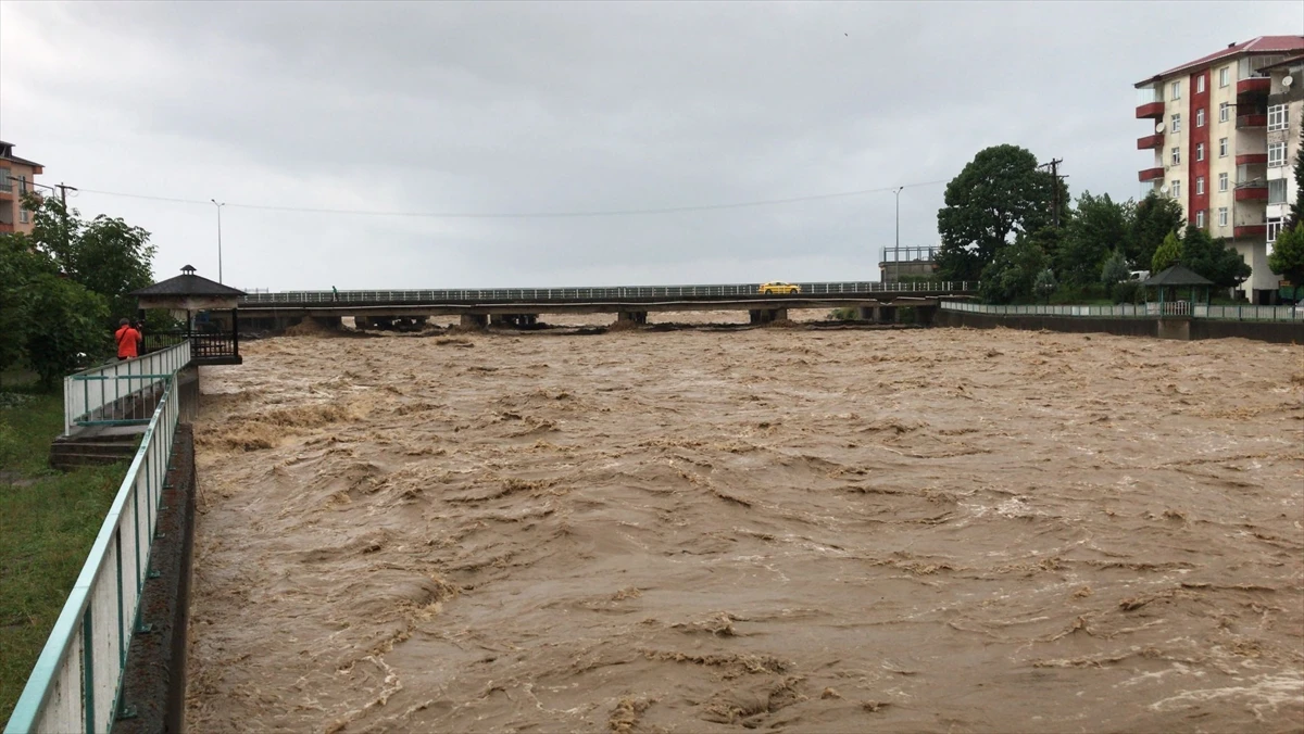 Rize ve Artvin felaketi yaşıyor: Sel vurdu