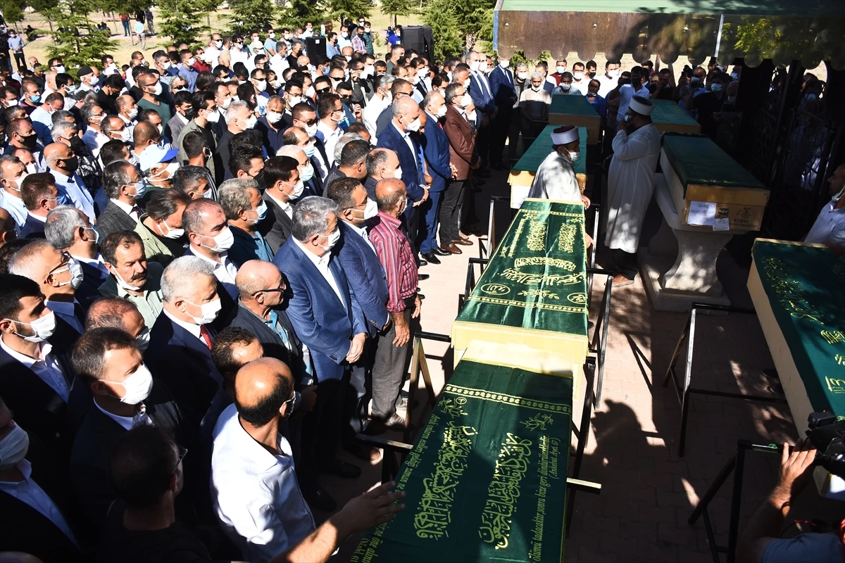 Konya'da öldürülen aile son yolculuğuna uğurlandı