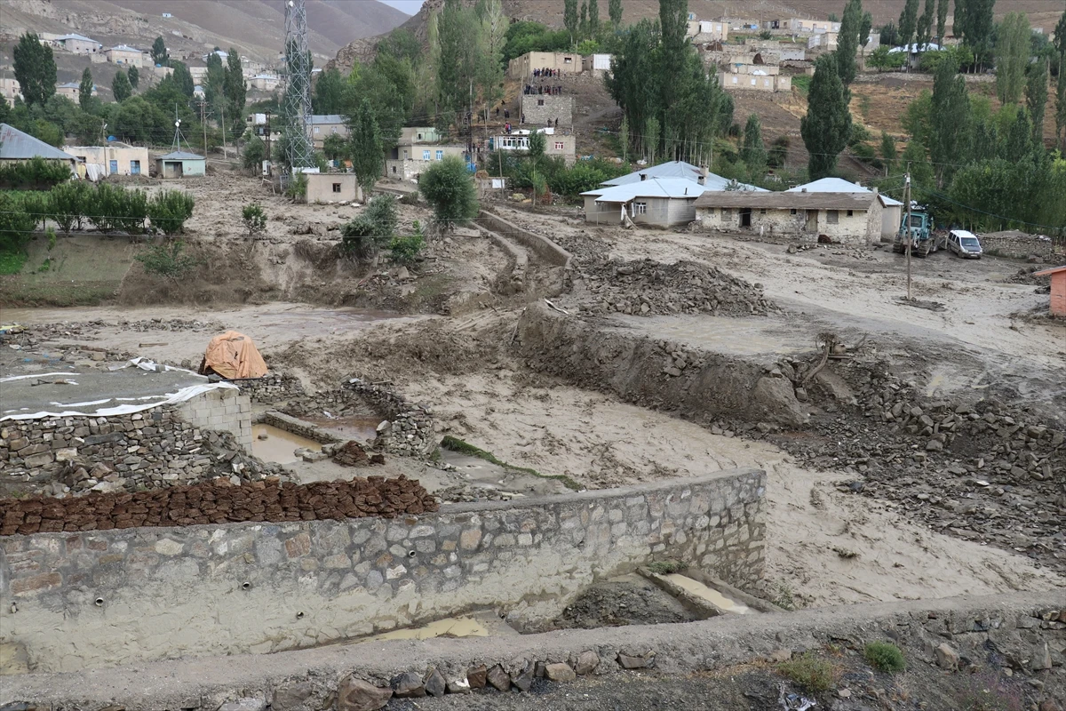 Van’da sel felaketi: Dereler taştı! Evler boşaltıldı!