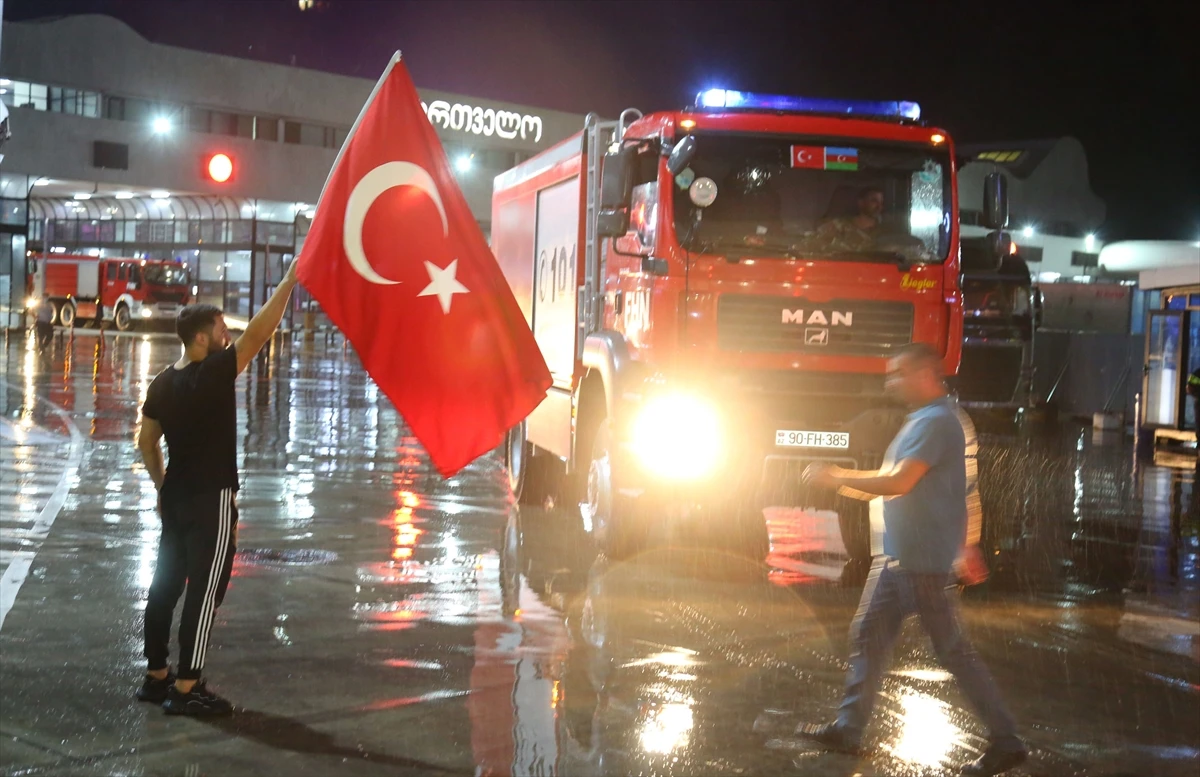 Yangınla mücadele için Azerbaycan'dan gelen ekip Türkiye'de
