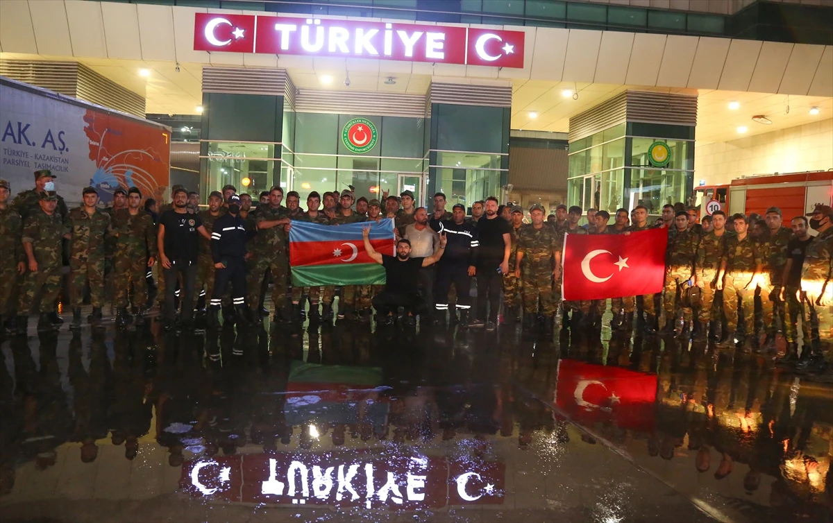 Yangınla mücadele için Azerbaycan'dan gelen ekip Türkiye'de
