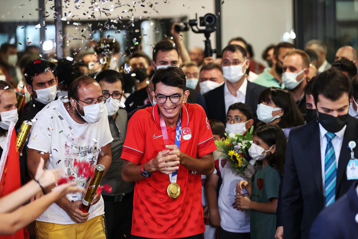 Olimpiyat şampiyonu milli okçu Mete Gazoz İstanbul'da