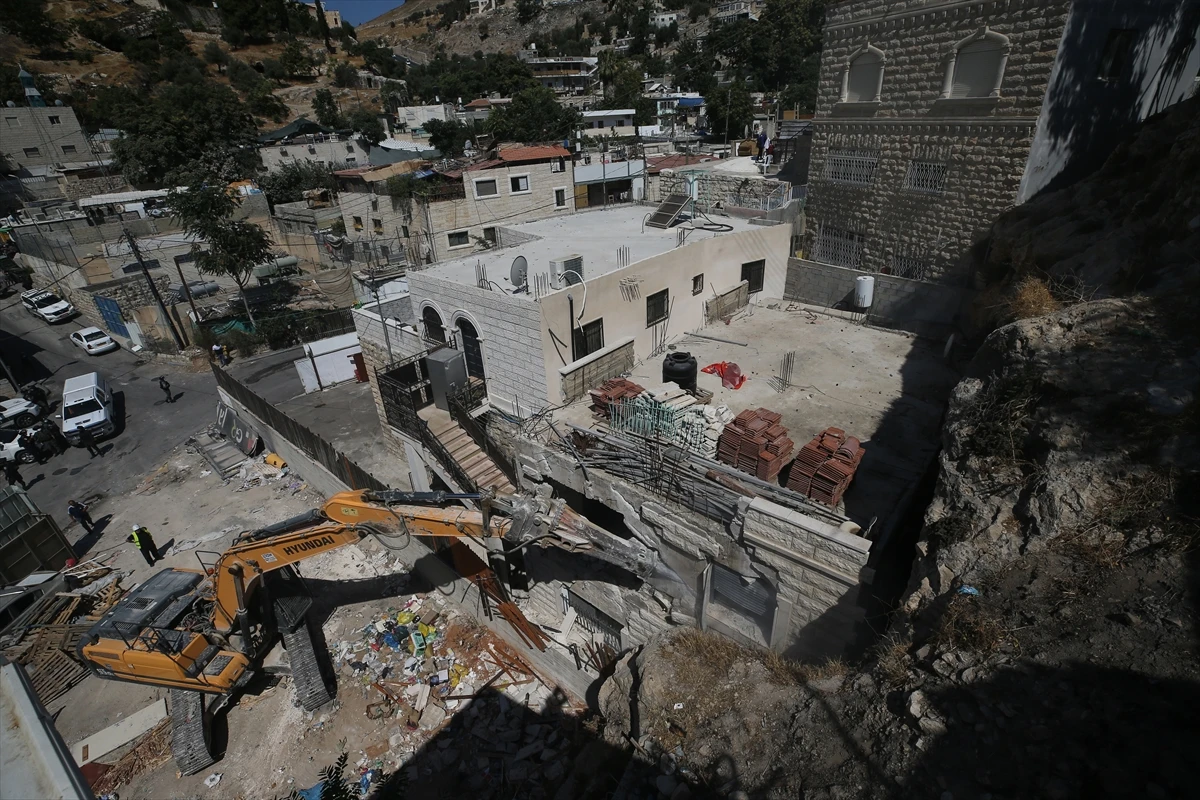 İsrail güçleri 'ruhsatsız' deyip Filistinlilere ait binayı yıktı