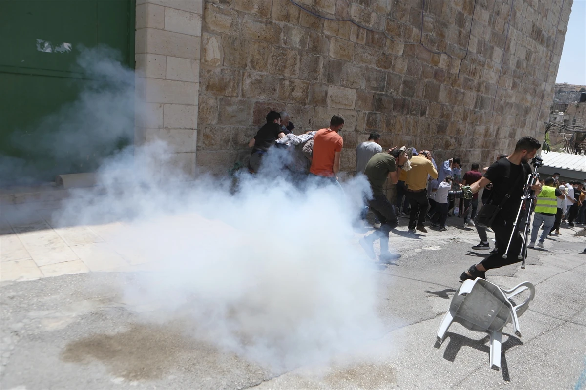İsrail güçleri cuma namazından sonra camiye gaz ve ses bombalarıyla saldırdı