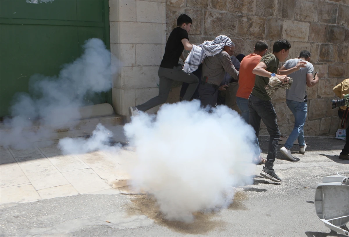 İsrail güçleri cuma namazından sonra camiye gaz ve ses bombalarıyla saldırdı