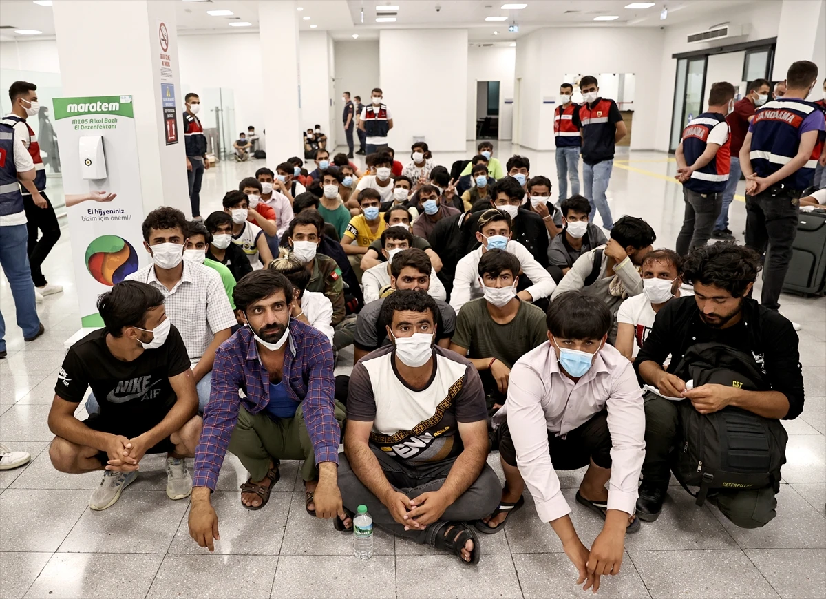 Türkiye’ye kaçak giren 13 bin Afgan’a sınır dışı