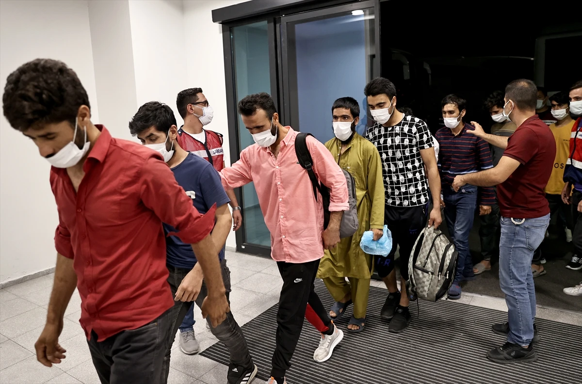 Türkiye’ye kaçak giren 13 bin Afgan’a sınır dışı