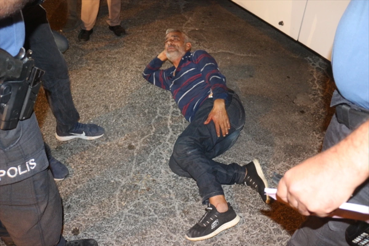 İlahi adalet: Arkadaşını boğazından bıçakladı, kaçarken otobüs çarptı