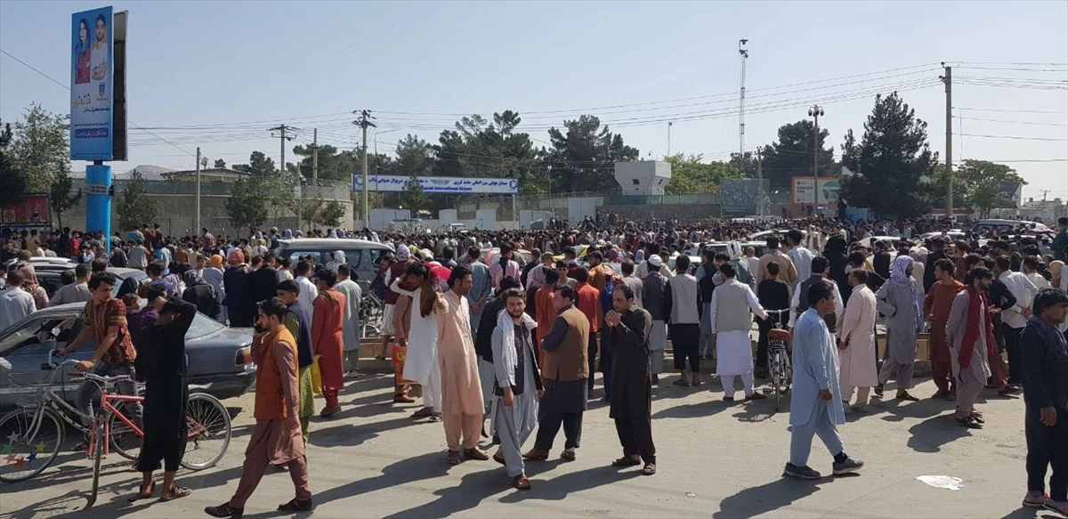 Taliban'dan kaçan yüzlerce Afgan havalimanına akın etti