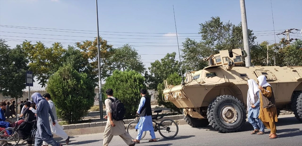 Taliban'dan kaçan yüzlerce Afgan havalimanına akın etti