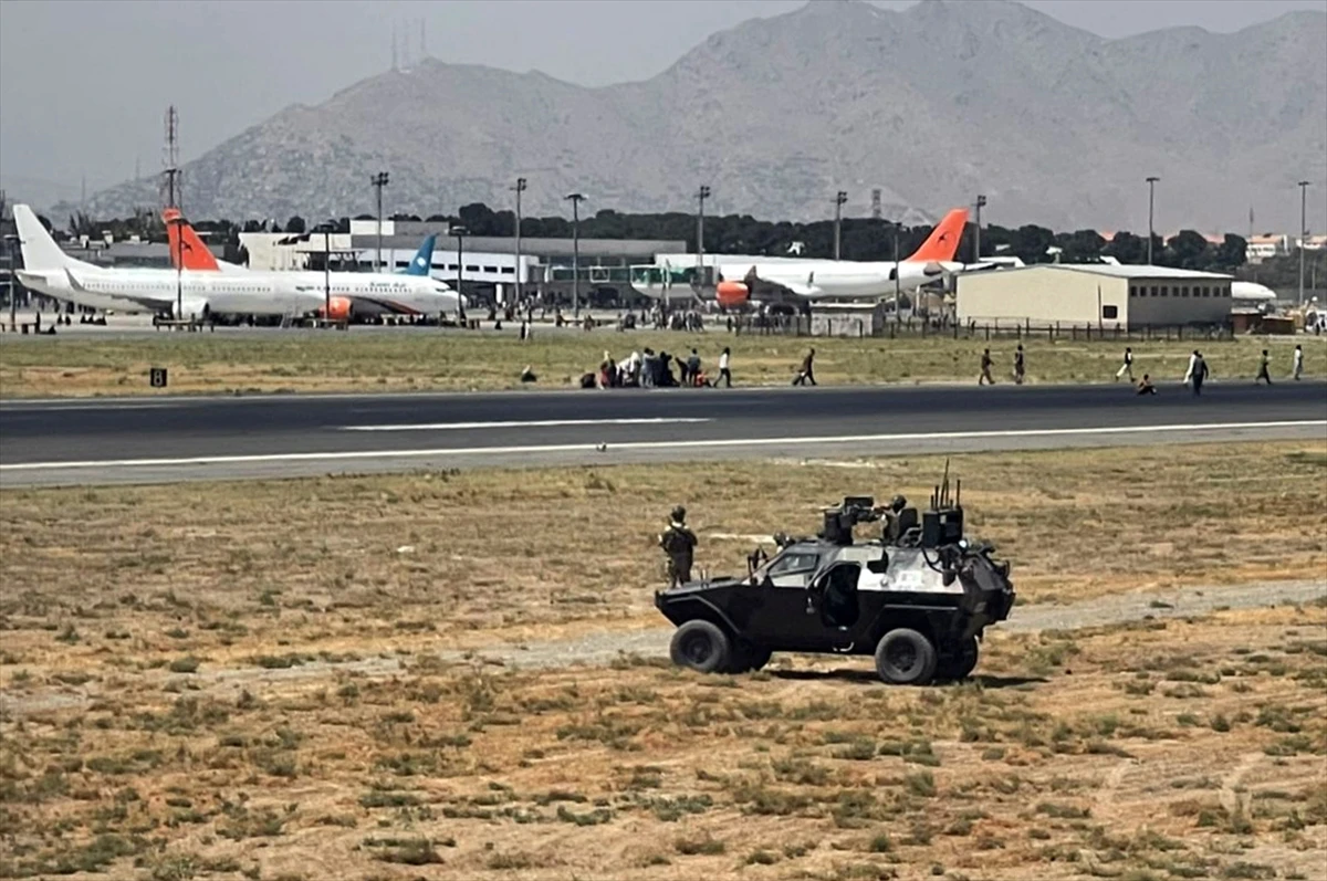 Son dakika! ABD ve Türk askeri sahada: Kabil Havalimanı'ndaki kalabalık dağıtılıyor