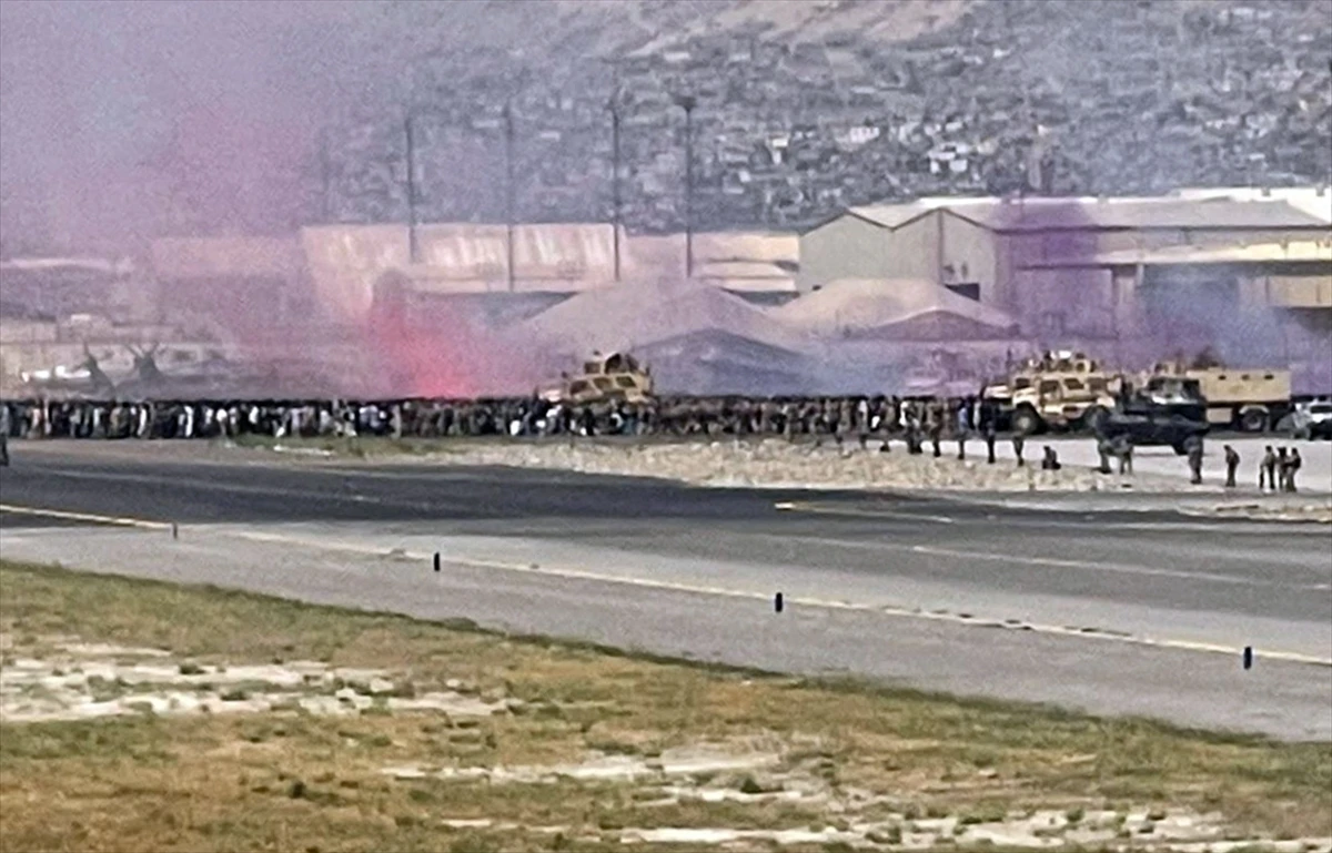 Son dakika! ABD ve Türk askeri sahada: Kabil Havalimanı'ndaki kalabalık dağıtılıyor