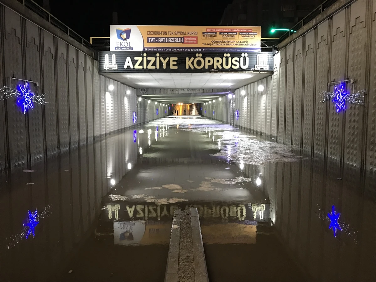 Erzurum dolu yağışıyla beyaza büründü, cadde ve sokaklarda taşkınlar yaşandı