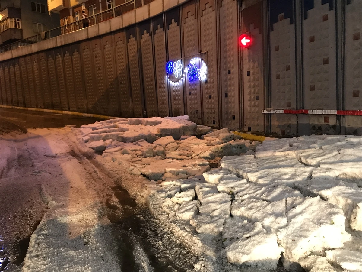 Erzurum dolu yağışıyla beyaza büründü, cadde ve sokaklarda taşkınlar yaşandı
