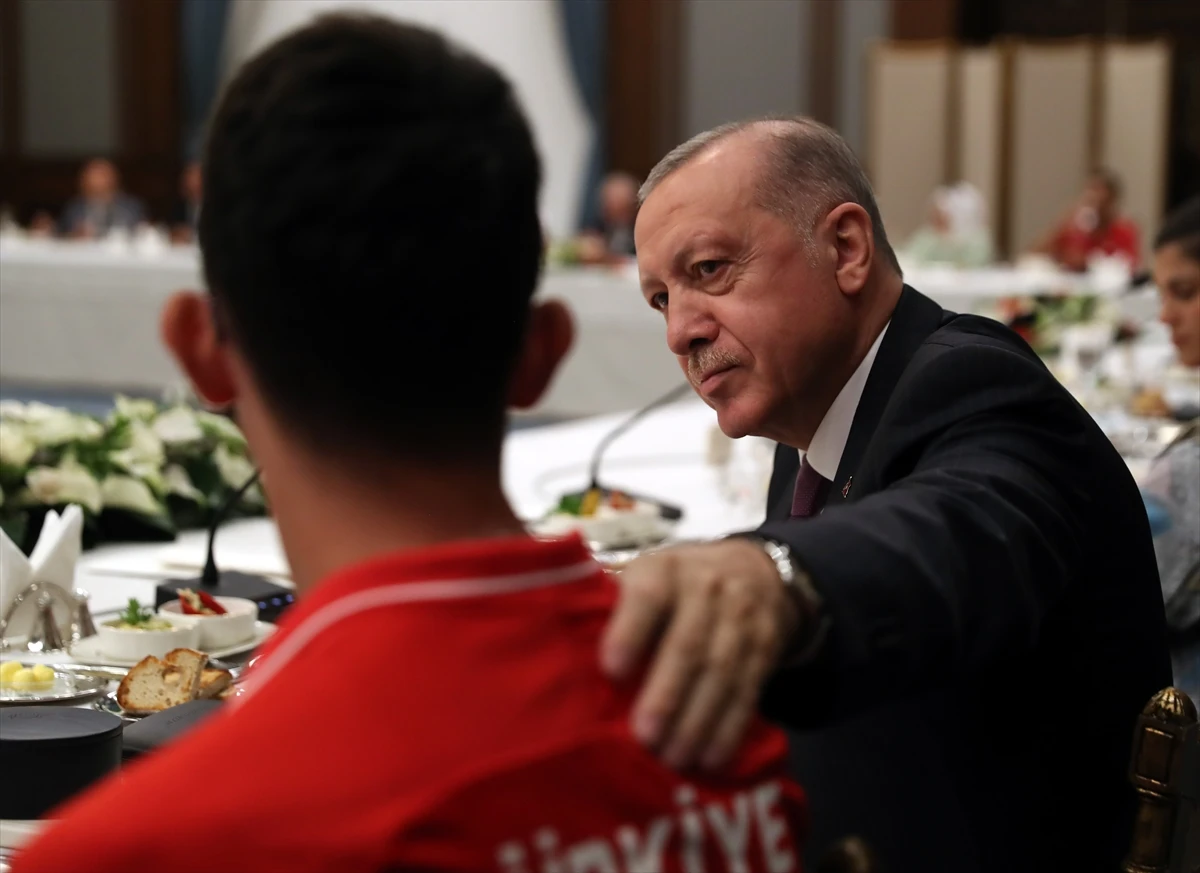 Cumhurbaşkanı Erdoğan madalya alan sporcularla buluştu: Başarılar tarihe geçmiştir
