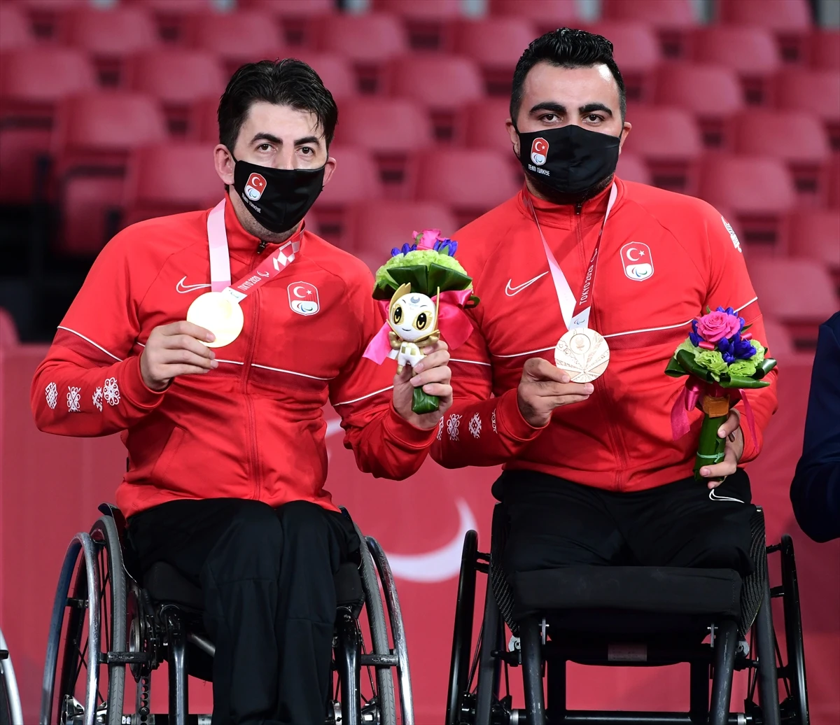 Abdullah Öztürk'ün gururlandıran sevinci: Bakan Kasapoğlu'na sarılarak kutladı