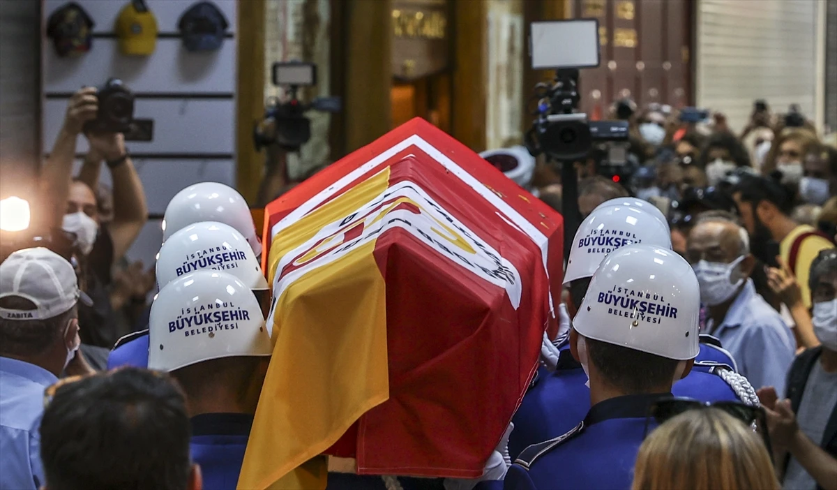 Usta tiyatrocu Ferhan Şensoy’a ilk veda Ses Tiyatrosu’nda