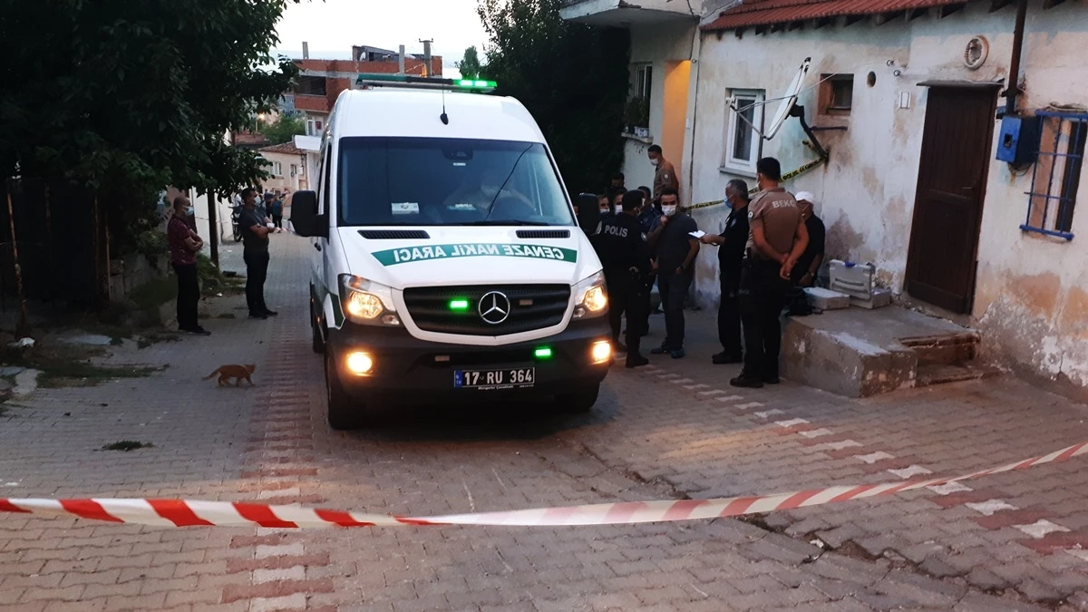 Annesinin başına keserle vurarak öldürdü