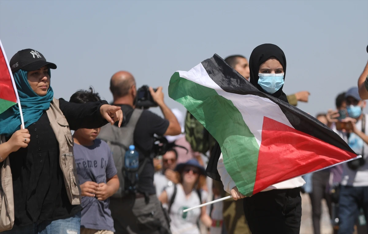 İşgalci İsrail'in güçleri Filistinlileri gaza boğdu: 46 yaralı