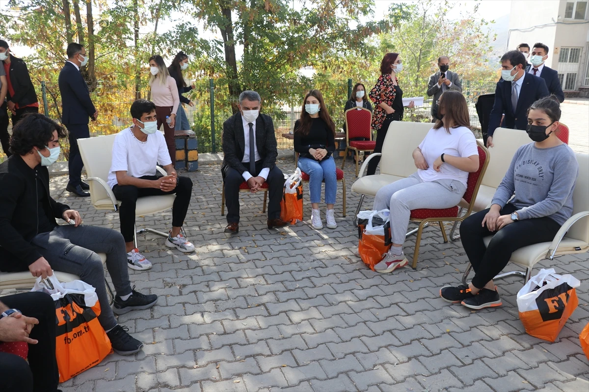 Ödüllü aşı kampanyası! Aşı olan öğrenciye bir çift ayakkabı!