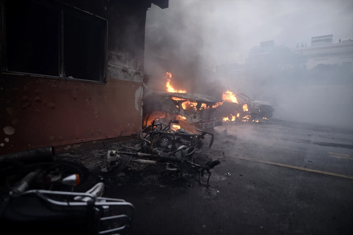 Guatemala'da emekli askerler kongre binasını basıp ateşe verdi, polis müdahale etti