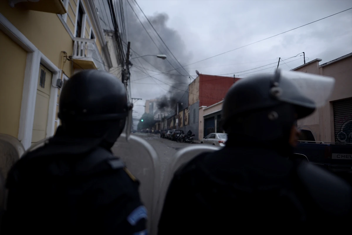 Guatemala'da emekli askerler kongre binasını basıp ateşe verdi, polis müdahale etti