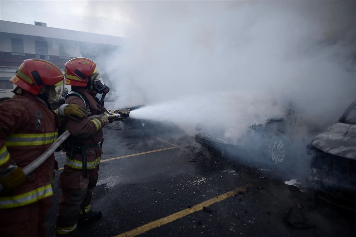 Guatemala'da emekli askerler kongre binasını basıp ateşe verdi, polis müdahale etti