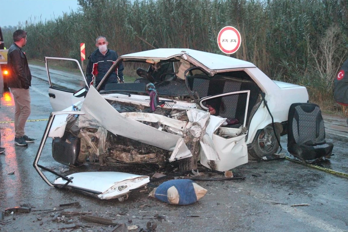 İzmir’deki feci kaza: İki araç kafa kafaya çarpıştı