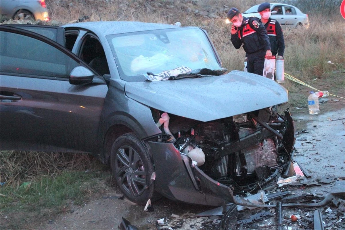 İzmir’deki feci kaza: İki araç kafa kafaya çarpıştı