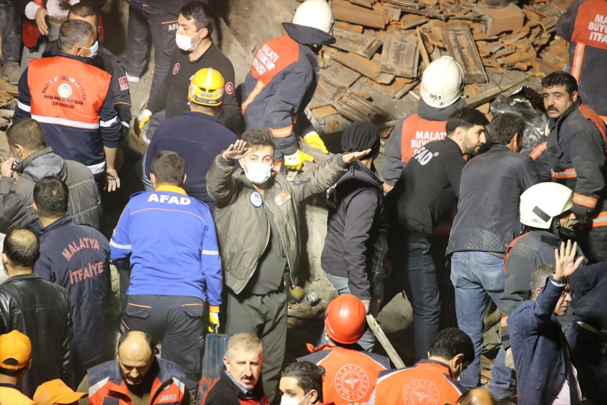 Son dakika! Malatya'da 2 katlı bina çöktü: Enkaz altında kimse kalmadı