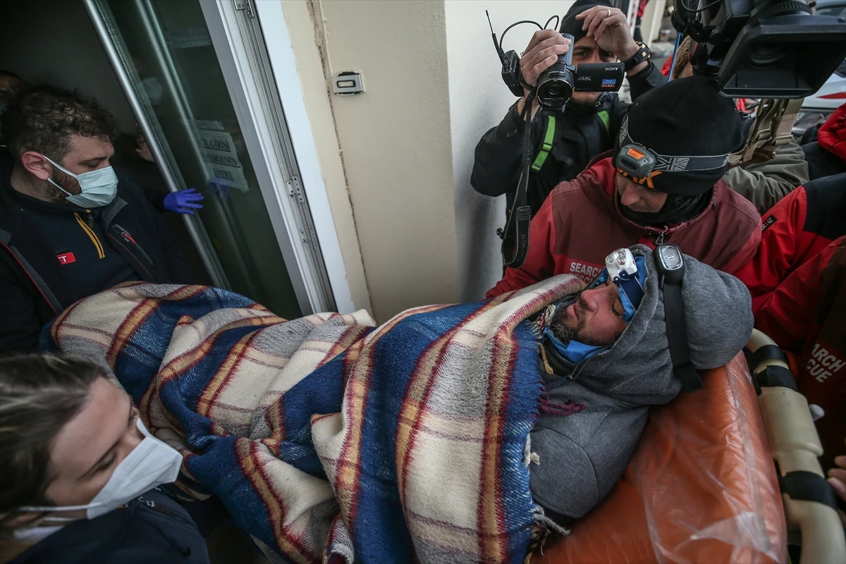 3 amatör dağcıya ulaşıldı! Çorap ve kıyafetlerini yakarak hayatta kaldılar