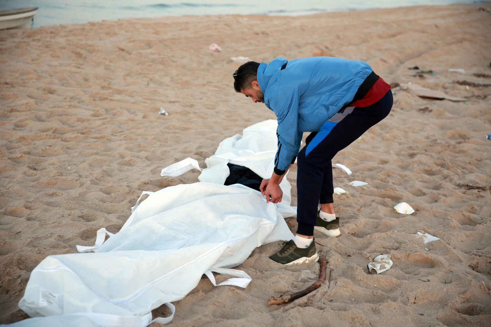 Libya açıklarında insanlık dramı! Göçmenlerin cansız bedeni sahile vurdu
