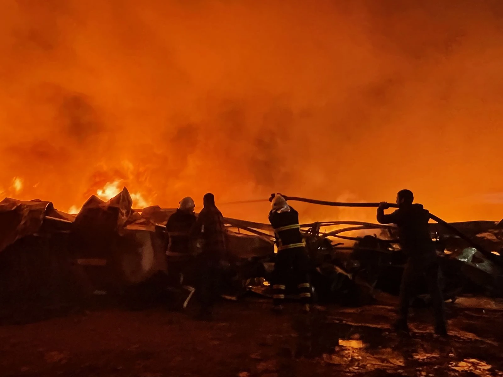 Düzce’de fabrika yangını! Yangın kontrol altında