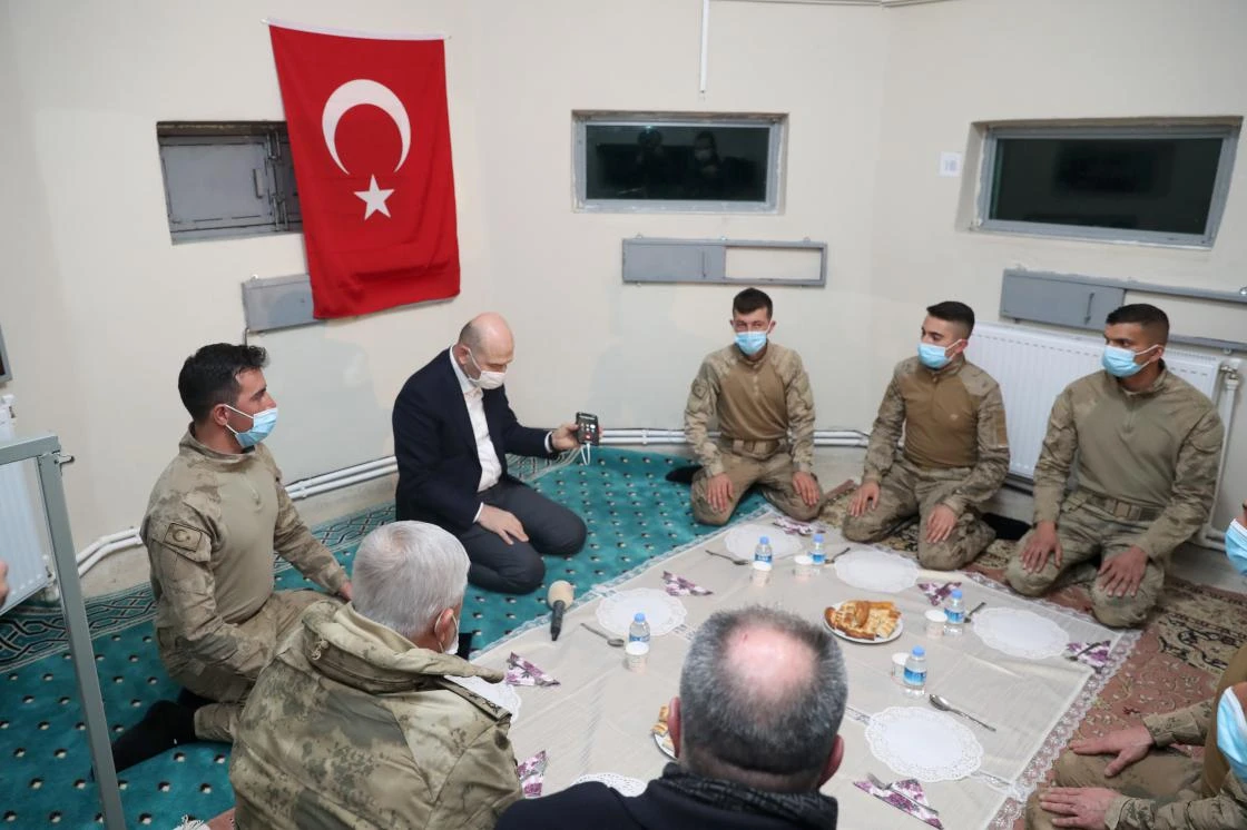 Bakan Soylu yeni yıla Belbuka kalekol üs bölgesindeki Mehmetçikle girdi