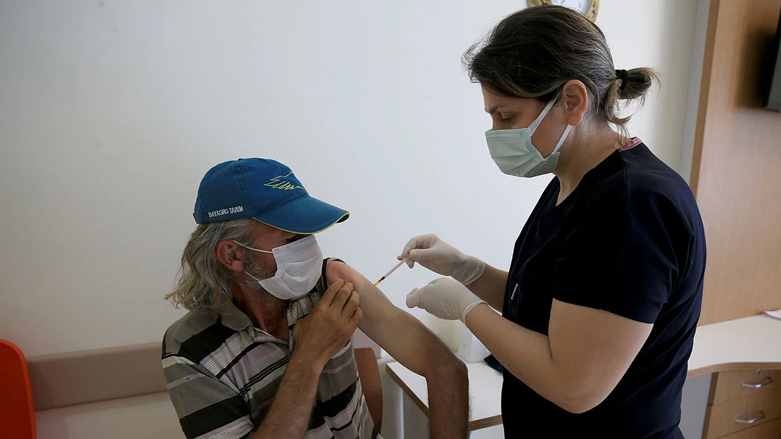 Kovid aşısında yeni aşama: SGK'ya kayıtlı çalışanların aşılanması başladı