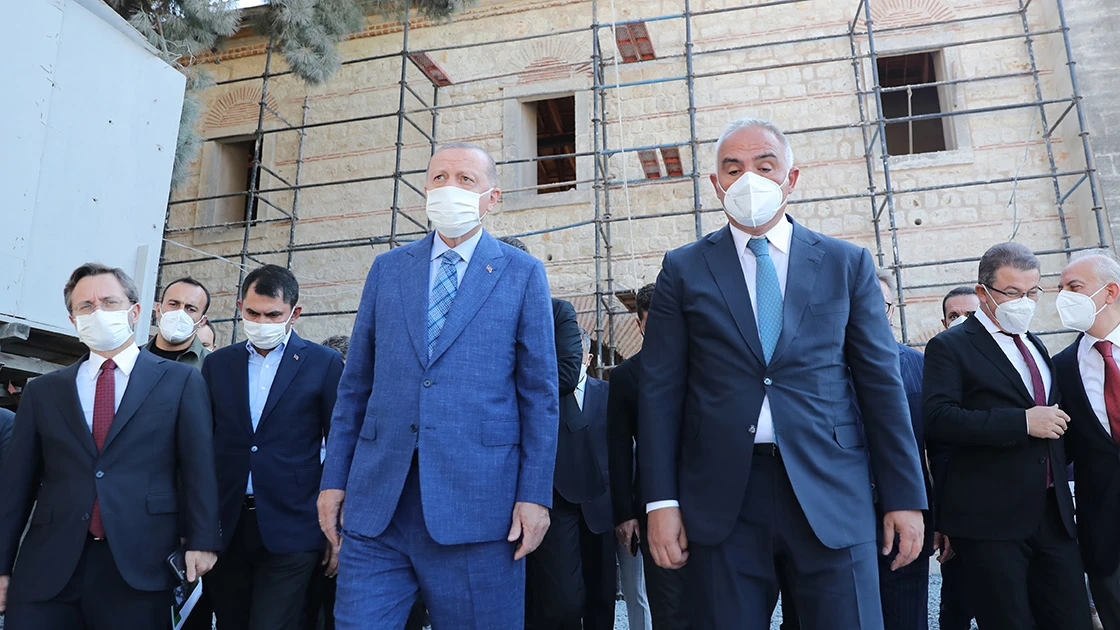 Milyonlarca kitap okurlarla buluşacak: Erdoğan incelemelerde bulundu