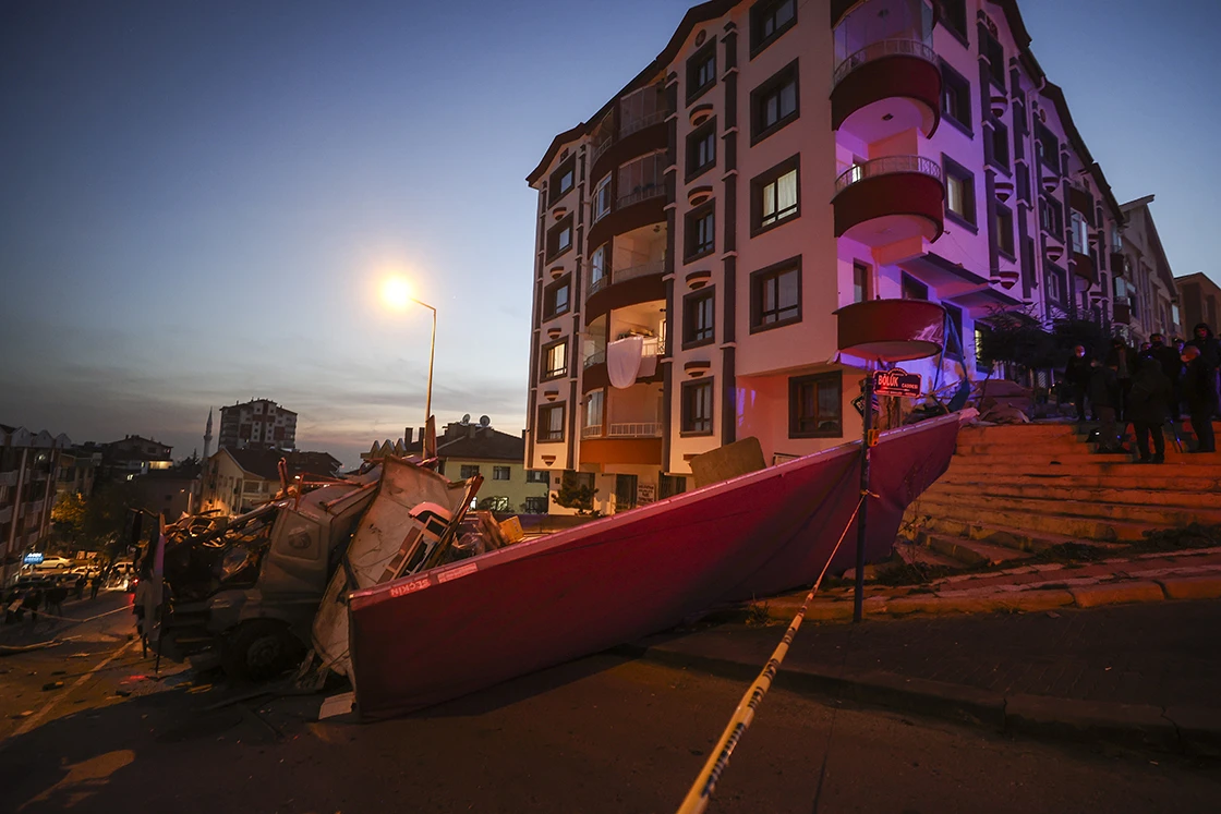 Ankara’da freni boşalan kamyon araçları ezdi