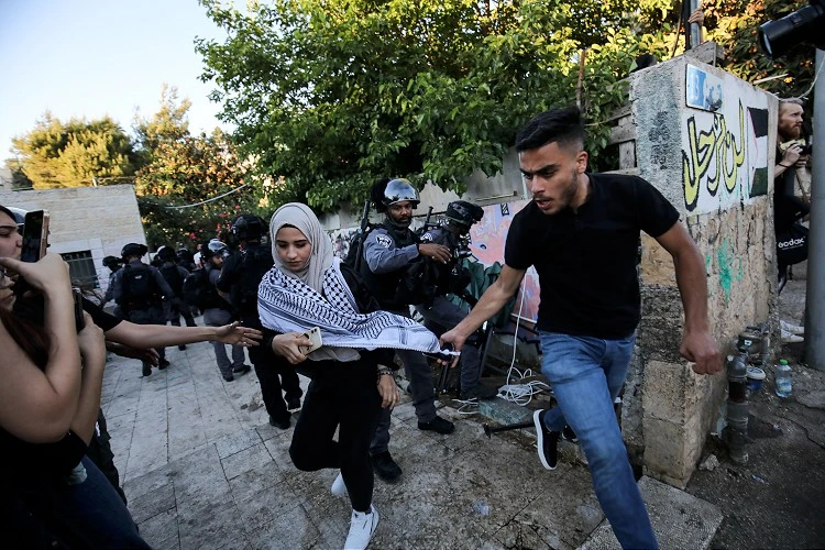 İsrail polisi, kadınları darbetti birinin başörtüsünü çıkardı