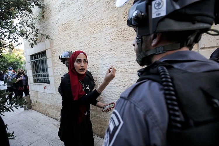 İsrail polisi, kadınları darbetti birinin başörtüsünü çıkardı