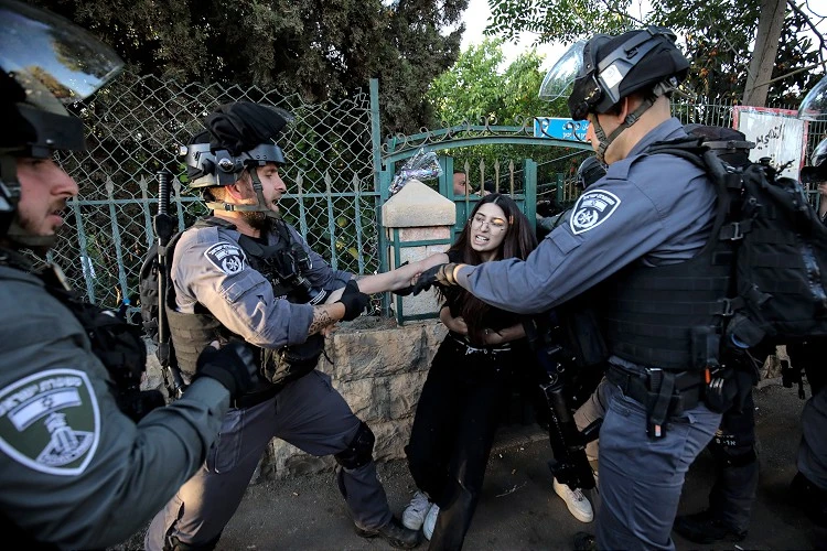 İsrail polisi, kadınları darbetti birinin başörtüsünü çıkardı