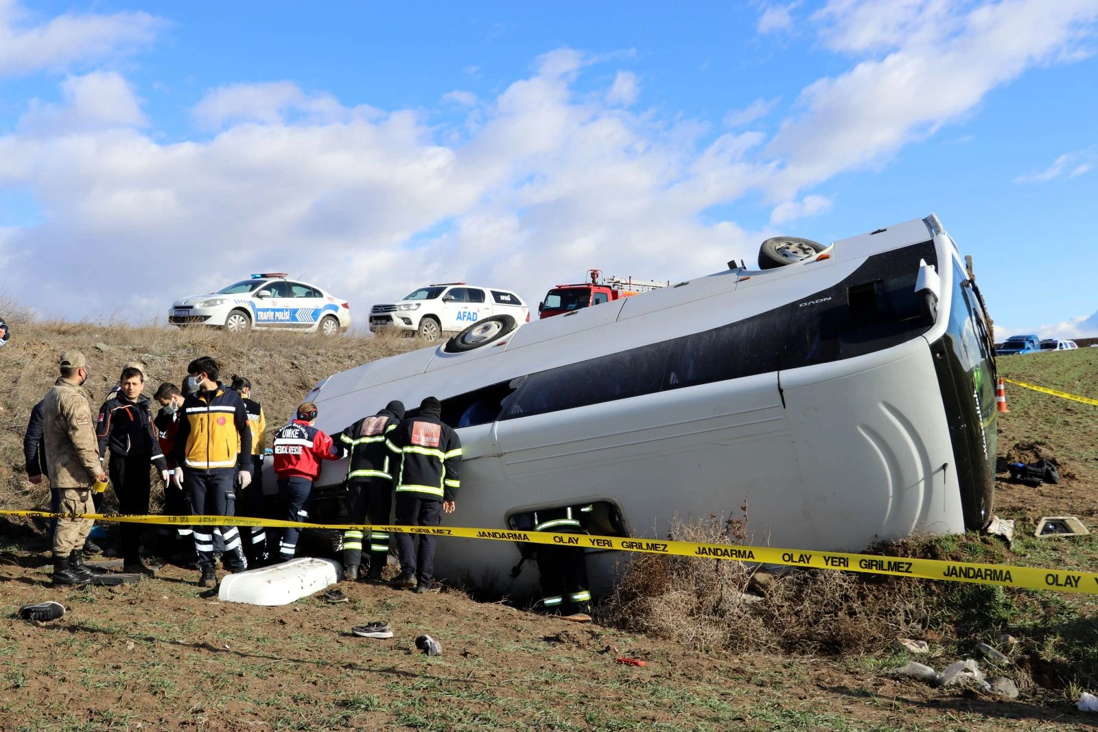 Amasya'da güreşçileri taşıyan minibüs devrildi: 1 ölü 16 yaralı
