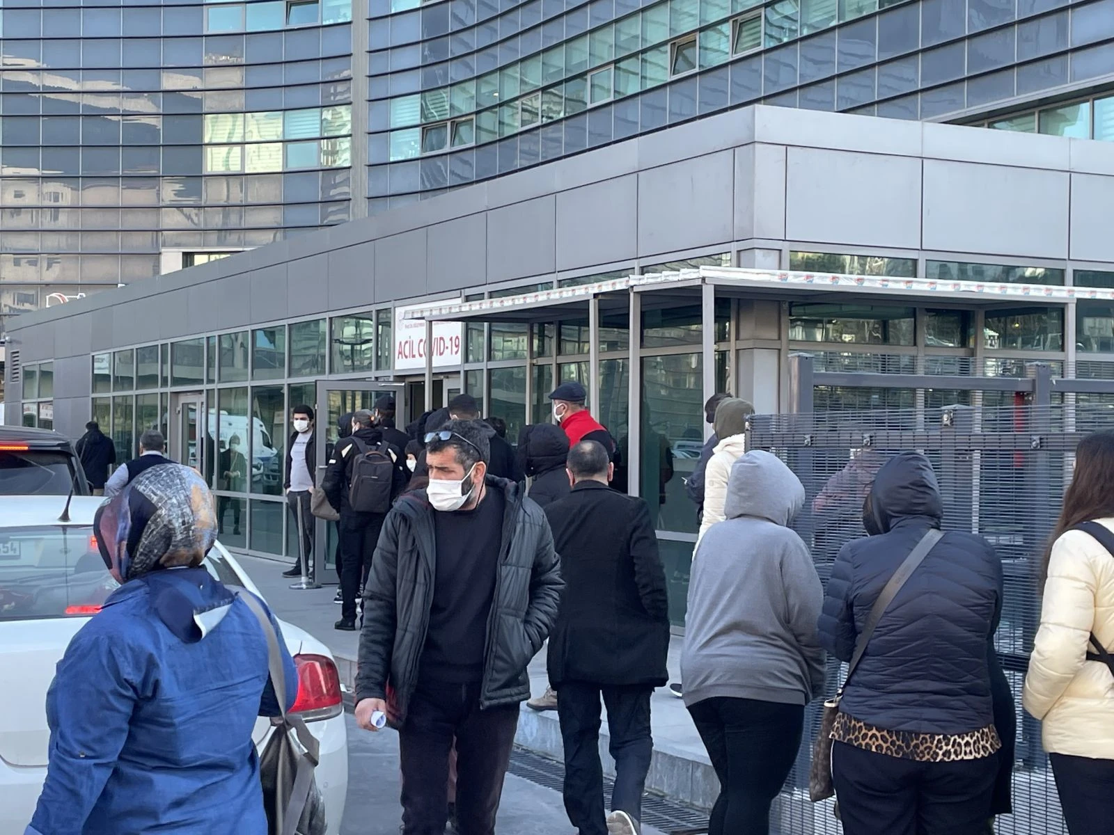 İstanbul’u Omicron varyantı sardı! Hastanelerde uzun kuyruklar oluştu