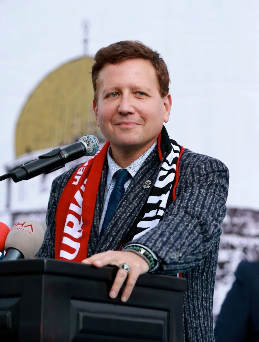 Türk hayranı Fransız piyanist Stephane Blet’in ölmeden önce İslamiyet’i seçtiği ortaya çıktı