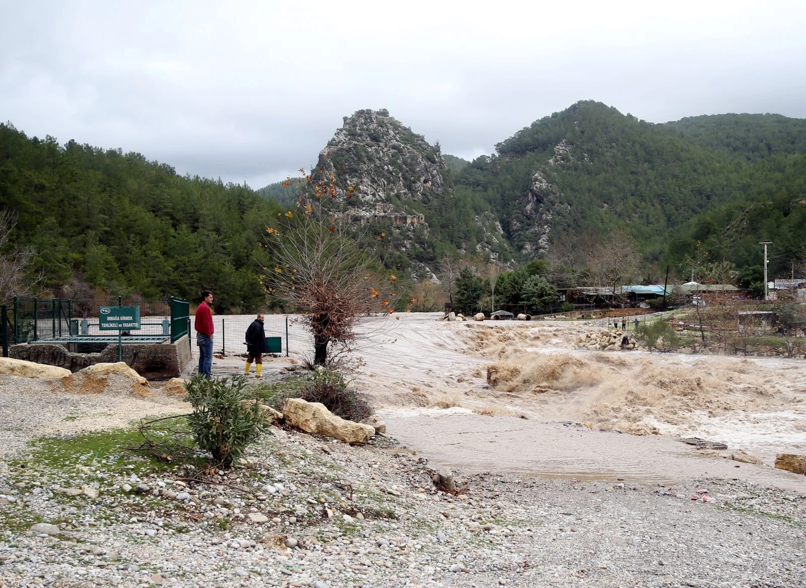 Antalya'yı sel vurdu: Irmaklar taştı, iş yerleri ve tarım alanları sular altında kaldı