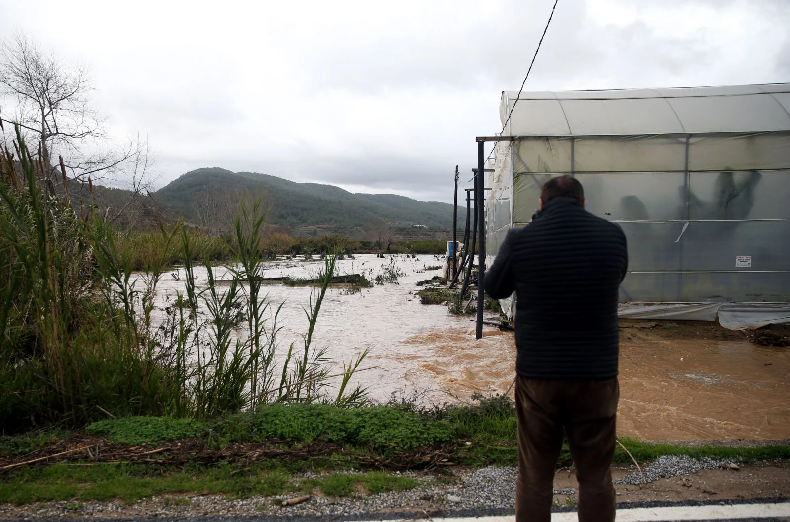 Antalya'yı sel vurdu: Irmaklar taştı, iş yerleri ve tarım alanları sular altında kaldı