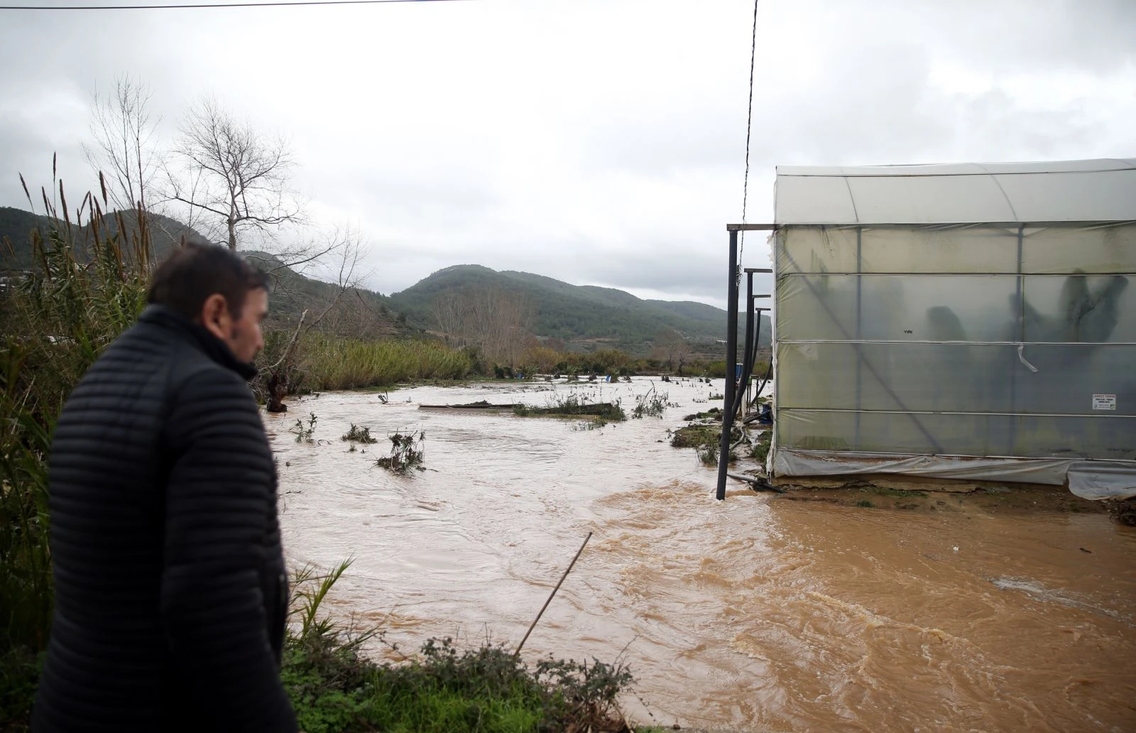 Antalya'yı sel vurdu: Irmaklar taştı, iş yerleri ve tarım alanları sular altında kaldı